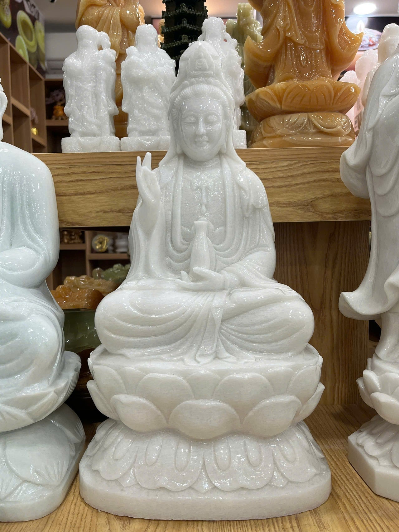 A SEATED WHITE GUAN YIN STATUE, NATURAL STONE, HAND-CARVED GUAN YIN STATUES BY HAND, LUCKILY, FORTUNE FOR YOUR FAMILY