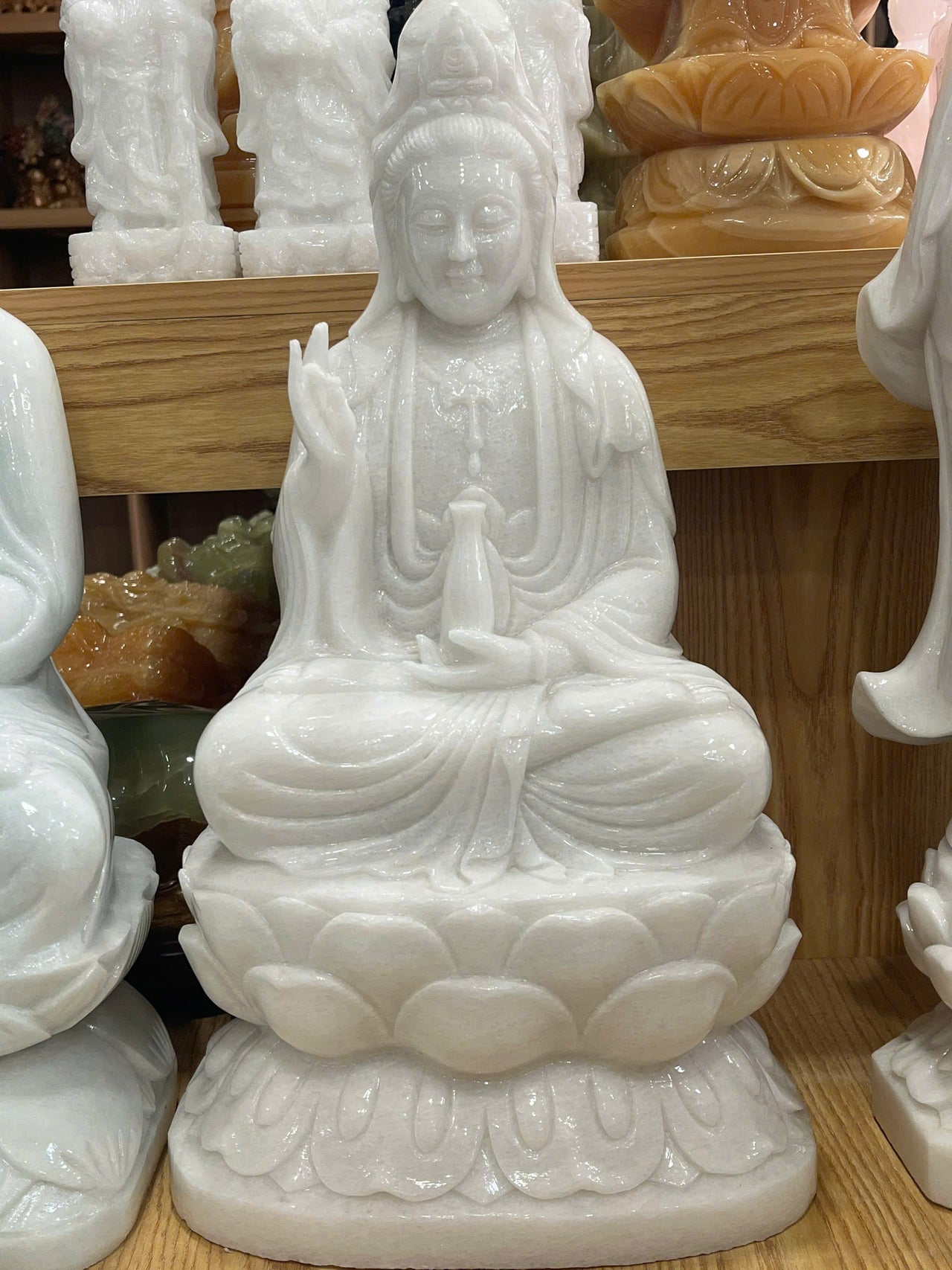 A SEATED WHITE GUAN YIN STATUE, NATURAL STONE, HAND-CARVED GUAN YIN STATUES BY HAND, LUCKILY, FORTUNE FOR YOUR FAMILY