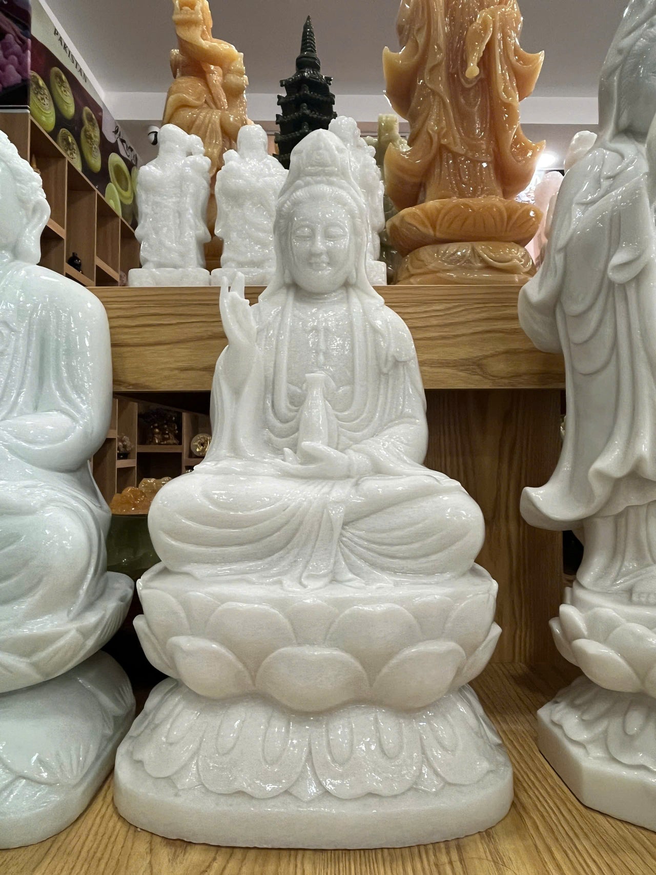 A SEATED WHITE GUAN YIN STATUE, NATURAL STONE, HAND-CARVED GUAN YIN STATUES BY HAND, LUCKILY, FORTUNE FOR YOUR FAMILY