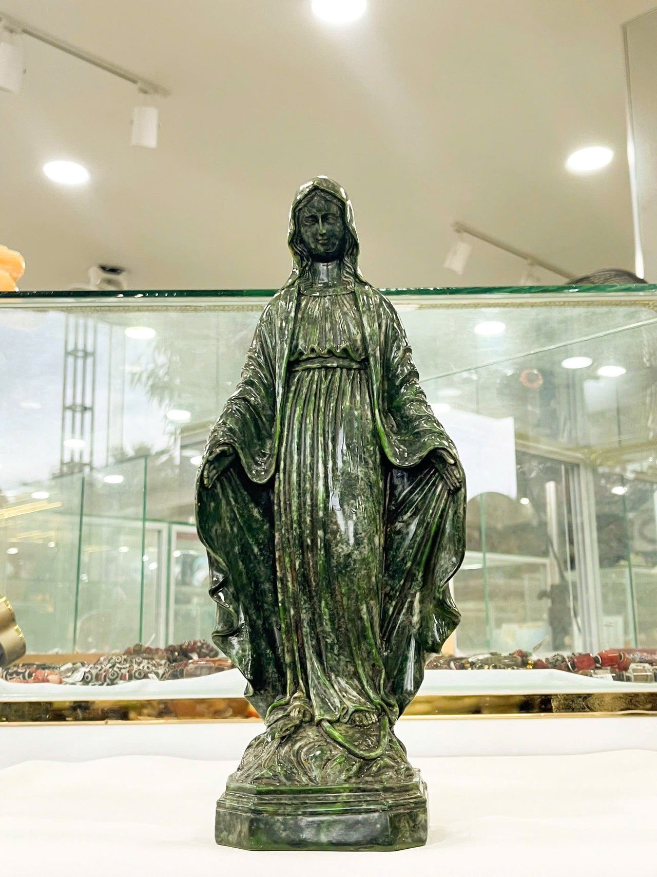 NATURAL JADE STATUE OF THE VIRGIN MARY, MEANINGFUL CATHOLIC GIFT, HANDCRAFTED SCULPTURE, SYMBOL OF SELFLESSNESS