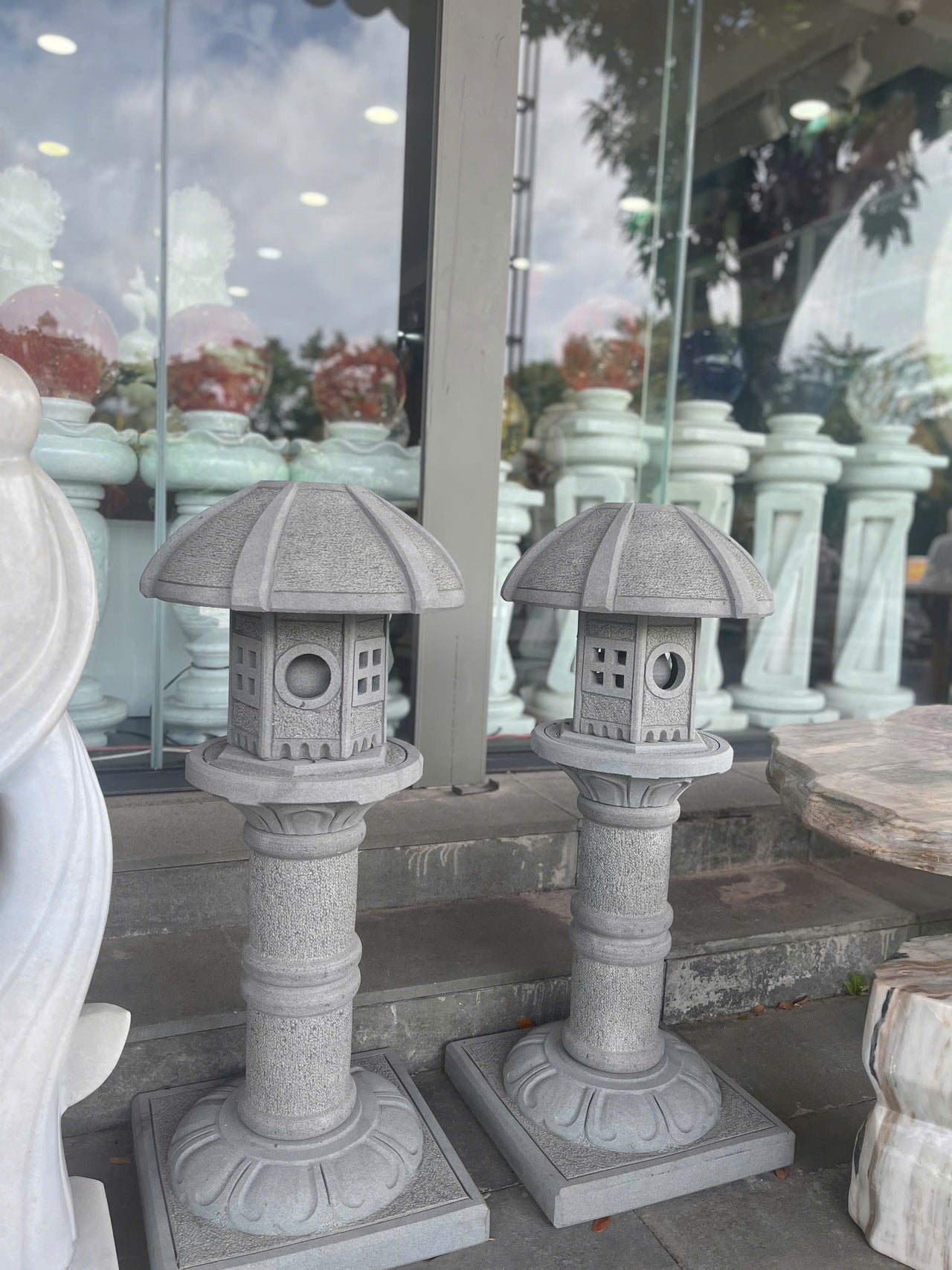 A PAIR OF SANDSTONE LAMP BASES, DISPLAYED IN THE GARDEN, COMBINING ANTIQUE AND LUXURIOUSNESS, NATURAL STONE MATERIAL , DIMENSION L15in-W15in-H35.4in