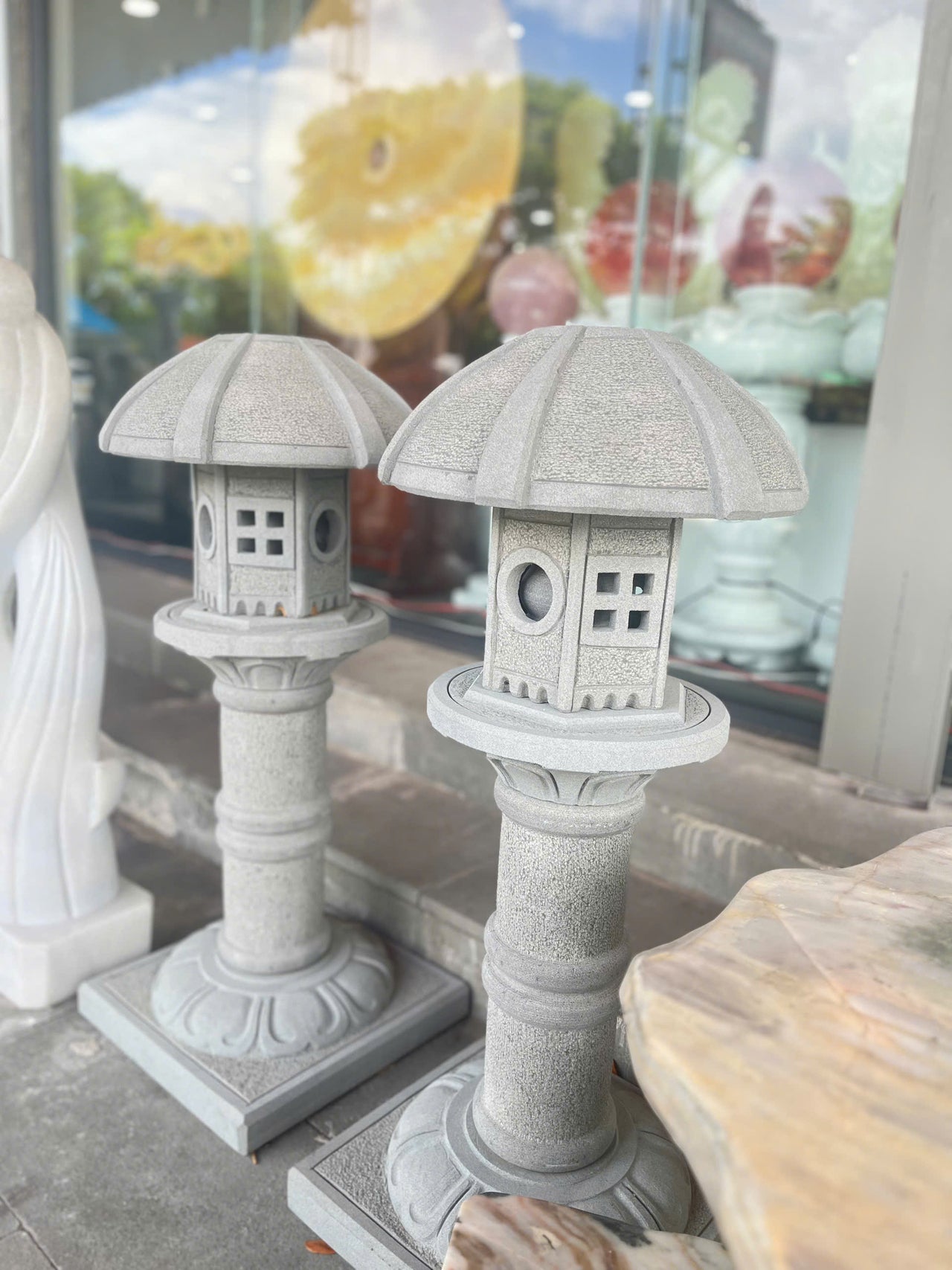 A PAIR OF SANDSTONE LAMP BASES, DISPLAYED IN THE GARDEN, COMBINING ANTIQUE AND LUXURIOUSNESS, NATURAL STONE MATERIAL , DIMENSION L15in-W15in-H35.4in